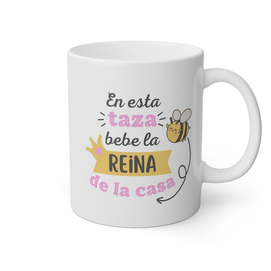 Taza blanca con una abeja y la frase en esta taza bebe la reina de la casa