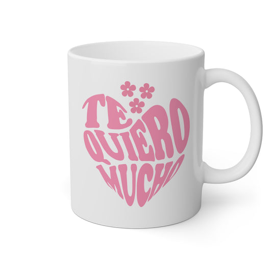 Taza blanca con un corazón y la frase te quiero mucho